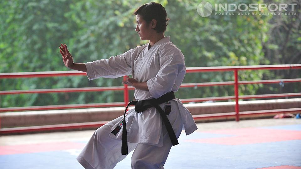 Sisilia Agustiani Ora saat melatih gerakan kata di kawasan Gelora Bung Karno, Kamis (25/09/14). Sisilia akan turun di kelas kata perorangan putri pada Asian Games XVII 2014 di Incheon,  - INDOSPORT